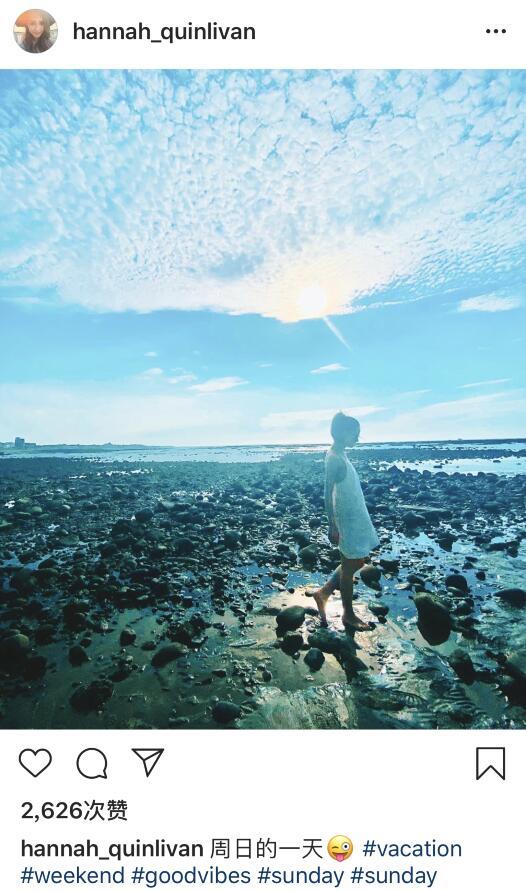 周杰伦|周杰伦昆凌甜蜜度假，老公视角下昆凌身穿白裙，赤脚走在海边美成画