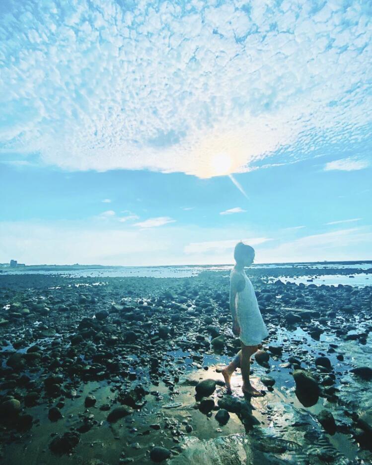 周杰伦|周杰伦昆凌甜蜜度假，老公视角下昆凌身穿白裙，赤脚走在海边美成画