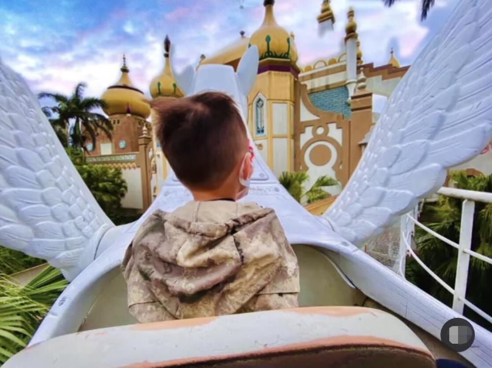 周杰伦|周杰伦昆凌甜蜜度假，老公视角下昆凌身穿白裙，赤脚走在海边美成画