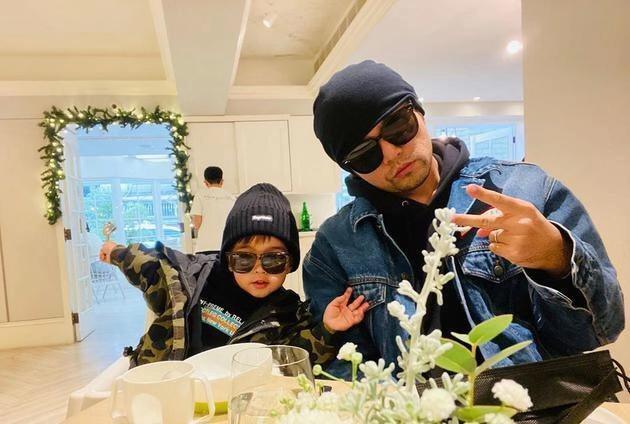 周杰伦|周杰伦昆凌甜蜜度假，老公视角下昆凌身穿白裙，赤脚走在海边美成画