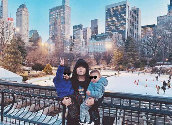 周杰伦|周杰伦昆凌甜蜜度假，老公视角下昆凌身穿白裙，赤脚走在海边美成画