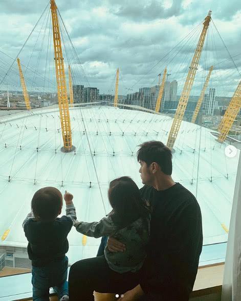 周杰伦|周杰伦昆凌甜蜜度假，老公视角下昆凌身穿白裙，赤脚走在海边美成画