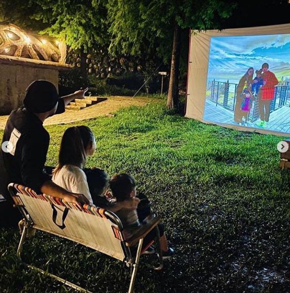 周杰伦|周杰伦昆凌甜蜜度假，老公视角下昆凌身穿白裙，赤脚走在海边美成画