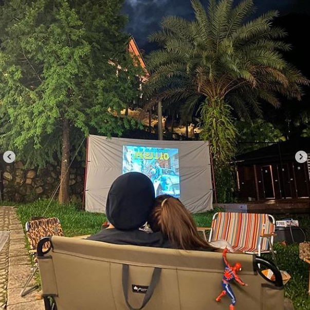 周杰伦|周杰伦昆凌甜蜜度假，老公视角下昆凌身穿白裙，赤脚走在海边美成画