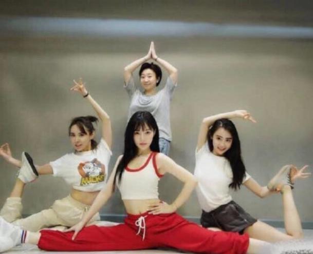 李小璐|李小璐穿露脐装大秀热舞：你继续讨厌，我热爱，跳得不好也不放弃