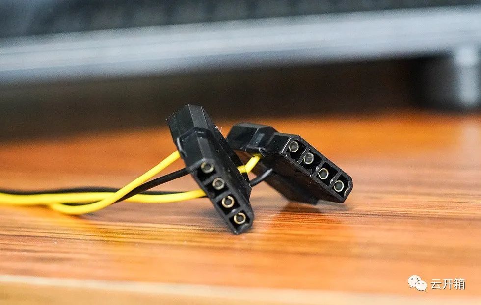 为27w的适配器盒子,多少会占用一些背部空间,通过2个大4d接口为其供电