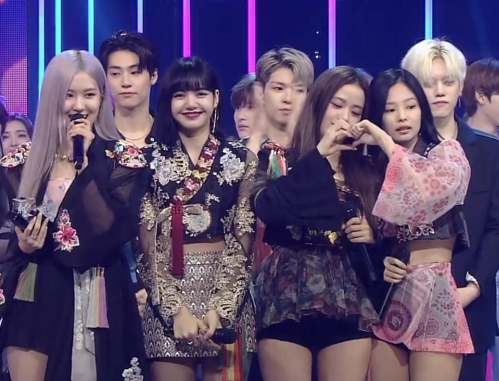 blackpink|BLACKPINK穿旧衣领奖引不满，Jennie金智秀无默契比心惹爆笑