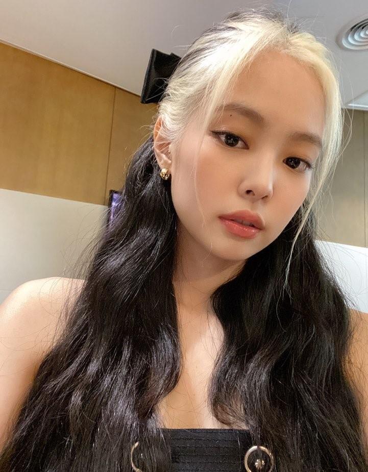 blackpink|BLACKPINK穿旧衣领奖引不满，Jennie金智秀无默契比心惹爆笑