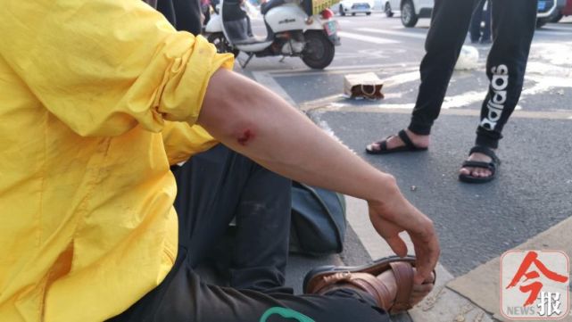 刚刚,广西这位外卖小哥送餐路上遇车祸受伤了,工作不易,他的单请别催