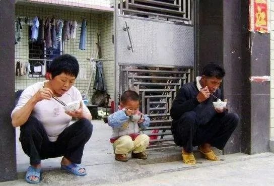 周口记忆:为什么,农村人喜欢蹲在门口吃饭?_腾讯新闻