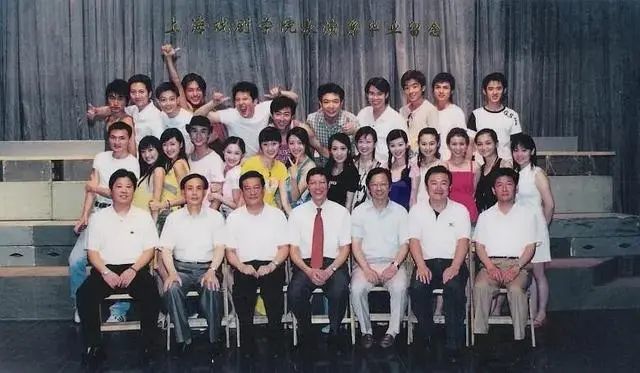 2002年,出演個人首部電視劇《金鎖記》,在劇中飾演女四號娟兒,從而