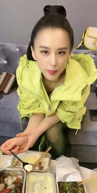 黄圣依|阔太也吃盒饭？杨子探班黄圣依，后台杂乱简陋，众人围小桌吃快餐