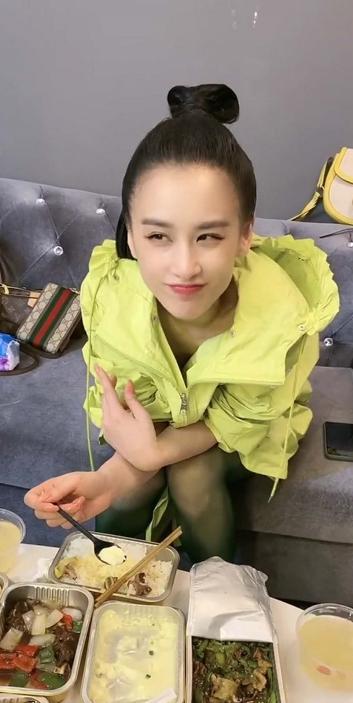 黄圣依|阔太也吃盒饭？杨子探班黄圣依，后台杂乱简陋，众人围小桌吃快餐