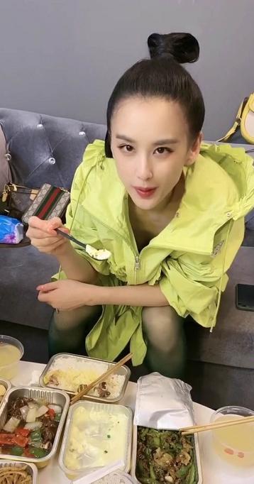 黄圣依|阔太也吃盒饭？杨子探班黄圣依，后台杂乱简陋，众人围小桌吃快餐