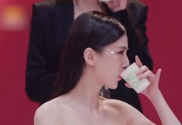 黄圣依|阔太也吃盒饭？杨子探班黄圣依，后台杂乱简陋，众人围小桌吃快餐