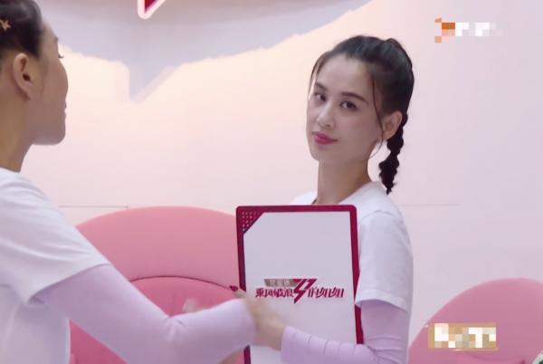 黄圣依|阔太也吃盒饭？杨子探班黄圣依，后台杂乱简陋，众人围小桌吃快餐