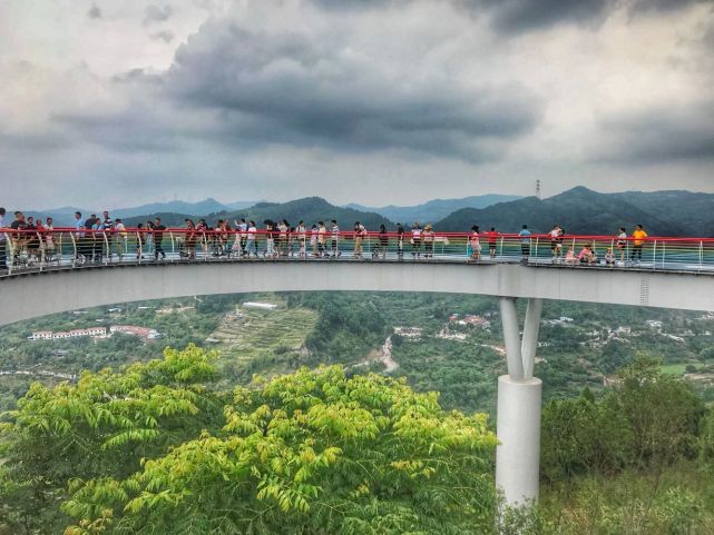 成都丹景台可远眺四川第二大湖泊三岔湖玻璃栈道最受游客欢迎
