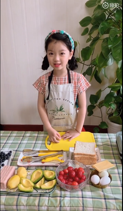 阿拉蕾妈妈晒亲子时光两个女儿漂亮可爱相处有爱画面超温馨