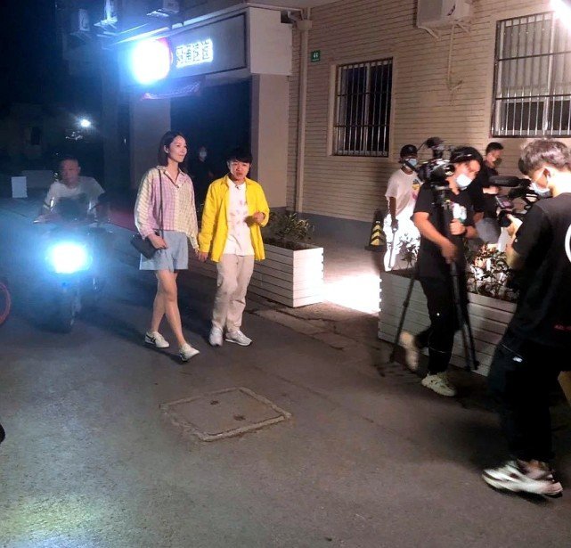 李亚男|王祖蓝玩盲搭挑战，穿女装比老婆还性感，李亚男挺孕肚四肢纤细