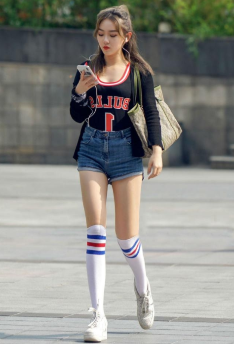 街拍美图:休闲时尚的小姐姐,穿搭精致,散发青春活力!