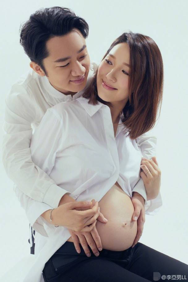 李亚男|王祖蓝玩盲搭挑战，穿女装比老婆还性感，李亚男挺孕肚四肢纤细