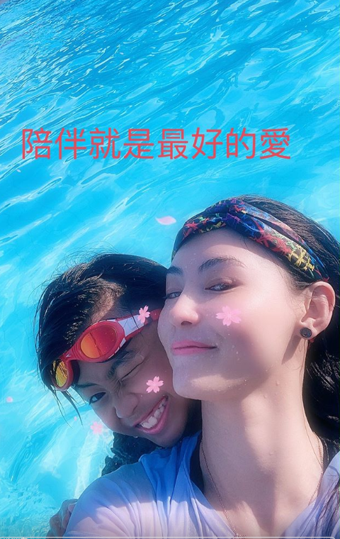 张柏芝|张柏芝晒与二儿子温馨同框，直言陪伴就是最好的爱
