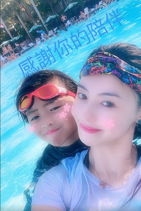 张柏芝|张柏芝晒与二儿子温馨同框，直言陪伴就是最好的爱