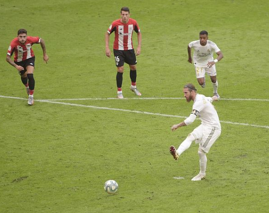 加西亚在禁区内防守时不慎踩到马塞洛脚面,这位巴西巨星非常痛苦倒 