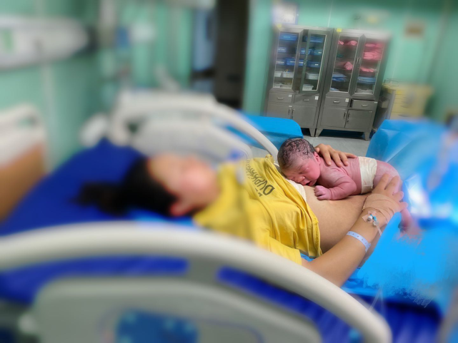 经过几个小时的奋斗,年轻宝妈长舒了一口气,这个巨大儿的诞生,凝聚了