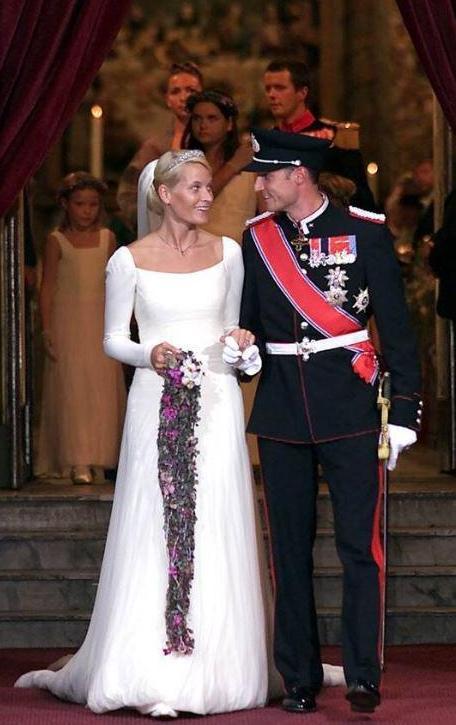 挪威王室最新全家福,王后轻松美成c位,金发王储妃笑容甜美