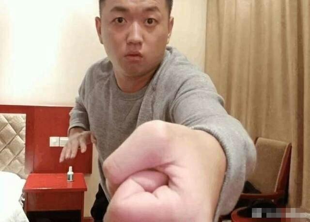 药水哥原本是一名英雄联盟主播,玩卡牌出门时,喜欢出一双鞋子和四瓶