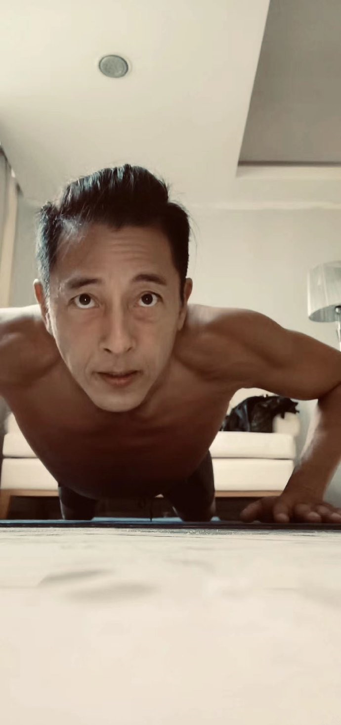 不娘炮最帅令狐冲成肌肉男54岁吕颂贤晒健身照面容苍老身材却不差