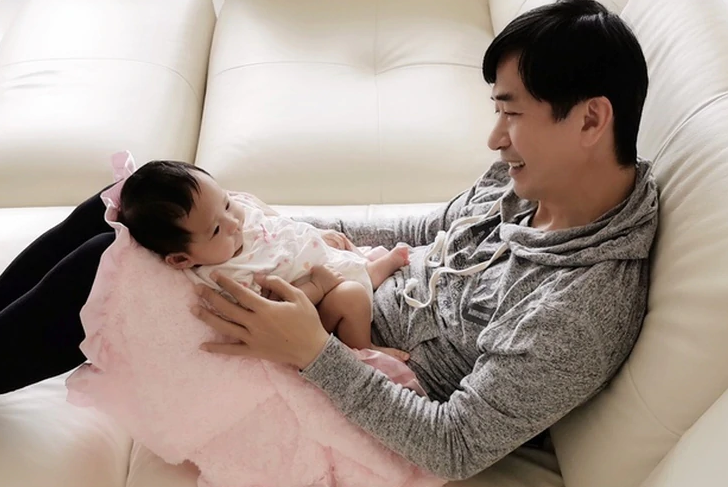 黄舒骏曝光2个月女儿近照老来得女的他激动到老泪纵横