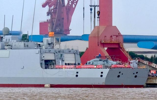 最后,055驱逐舰的第四个亮点是采用了双直升机机库设计,这是中国海军