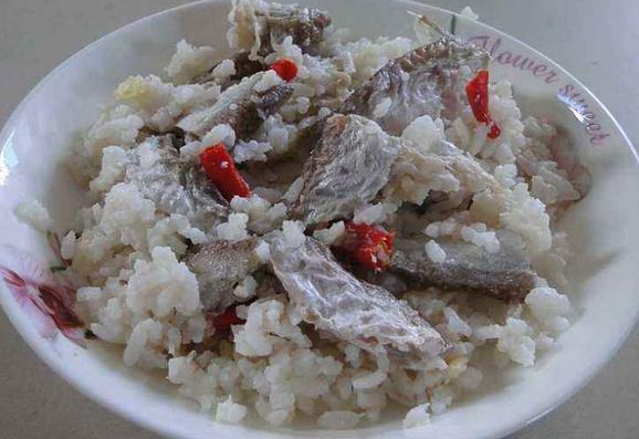 鱼茶是黎族苗族招待客人的主要菜肴,也是黎苗族人的