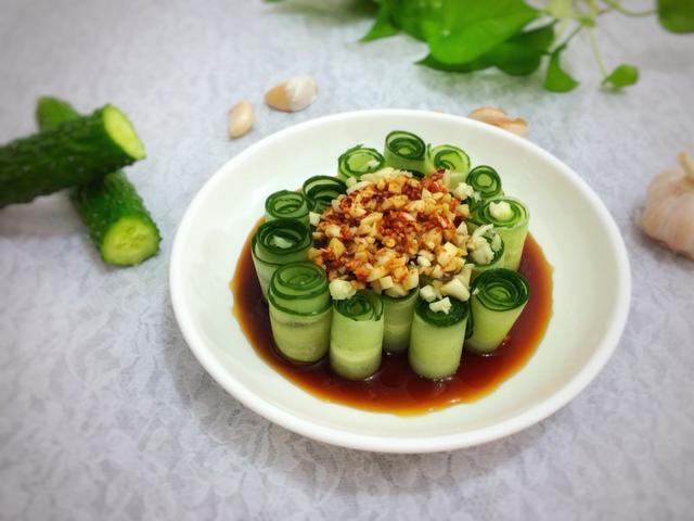 【菜名】:卷筒黄瓜 【需要食材】:黄瓜1根,大蒜1头,生抽2小勺,醋半勺