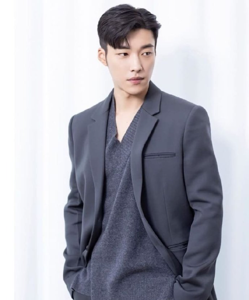 李敏镐为永远的君主男二入伍送行迷彩衬衫帅气摸头杀兄弟情满分