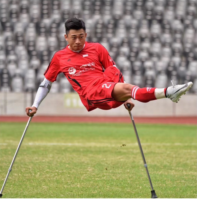 独腿青年不放弃足球梦想能跟职业球队训练一天就算圆梦