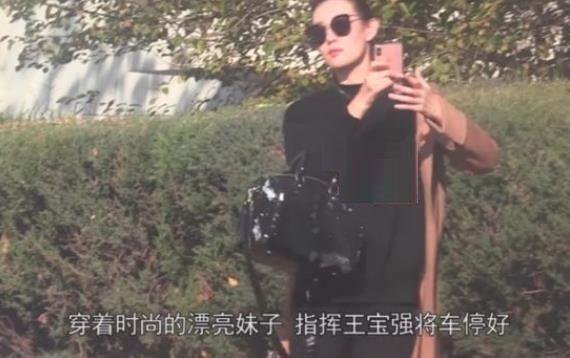王宝强|王宝强与女友冯清合体现身工作室再被拍，开车带冯清回家超恩爱