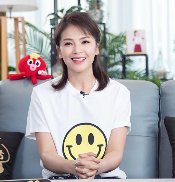 刘涛|刘涛深夜直播，老公王珂携子女贴心陪伴，发福明显啤酒肚抢镜
