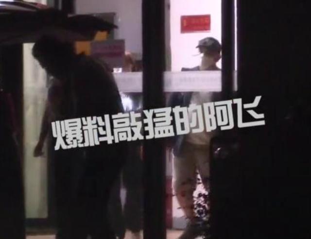 刘涛|刘涛深夜直播，老公王珂携子女贴心陪伴，发福明显啤酒肚抢镜