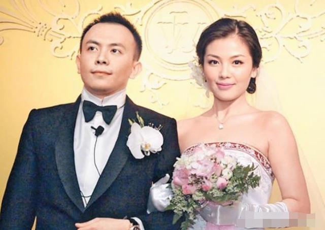 刘涛|刘涛深夜直播，老公王珂携子女贴心陪伴，发福明显啤酒肚抢镜