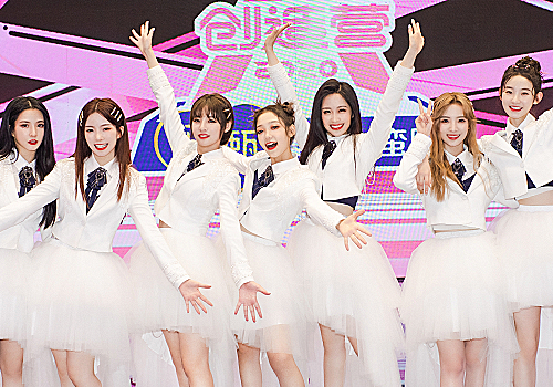 不过硬糖少女303集体换之前的组合logo,也可能是纪念一下.