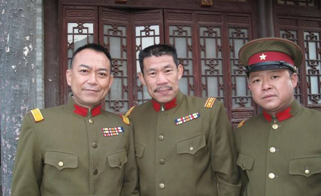 之后更是出演了《永不磨灭的番号》中的寺内勇,《雪豹》中的伊藤广羽