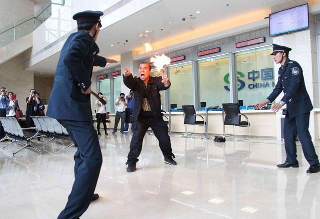 在银行柜台取钱刚拿到钱就被抢劫了损失算谁的