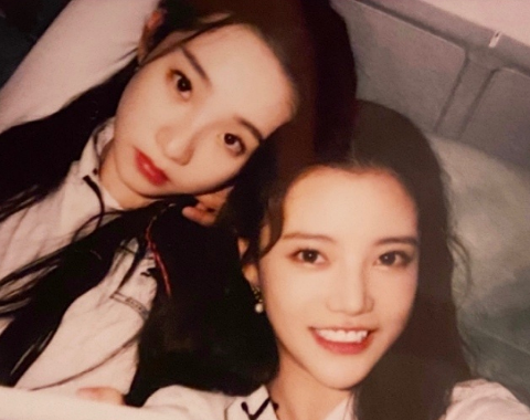 张艺凡发表成团感言时,镜头切换到了孙珍妮,关系好坏一目了然