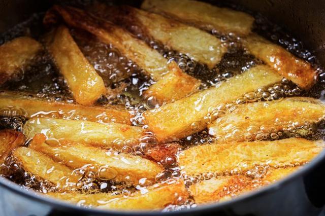 死得奇葩 英国女子竟用润滑油炸薯条 睡醒满屋都是烟 中毒身亡 腾讯网