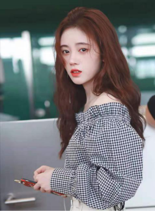 鞠婧祎真不是颜值担当吗?背带裤搭配高马尾,网友:清新感真绝了