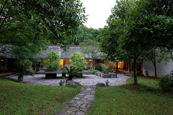 「地址」位于九龙坡区陶家镇文峰村常青藤别墅南区重庆 西池度假酒店