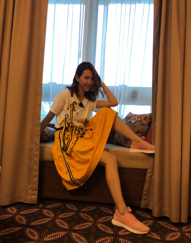 蔡少芬不愧是港姐出身47岁穿绿色印花裙脸庞还似少女一样嫩